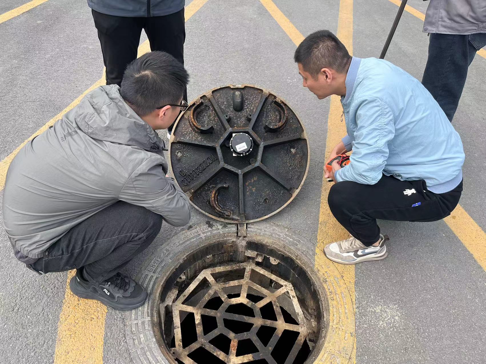 双洎能源洛阳有限公司技术团队赴现场保障智能井盖用一次性锂电池性能稳定